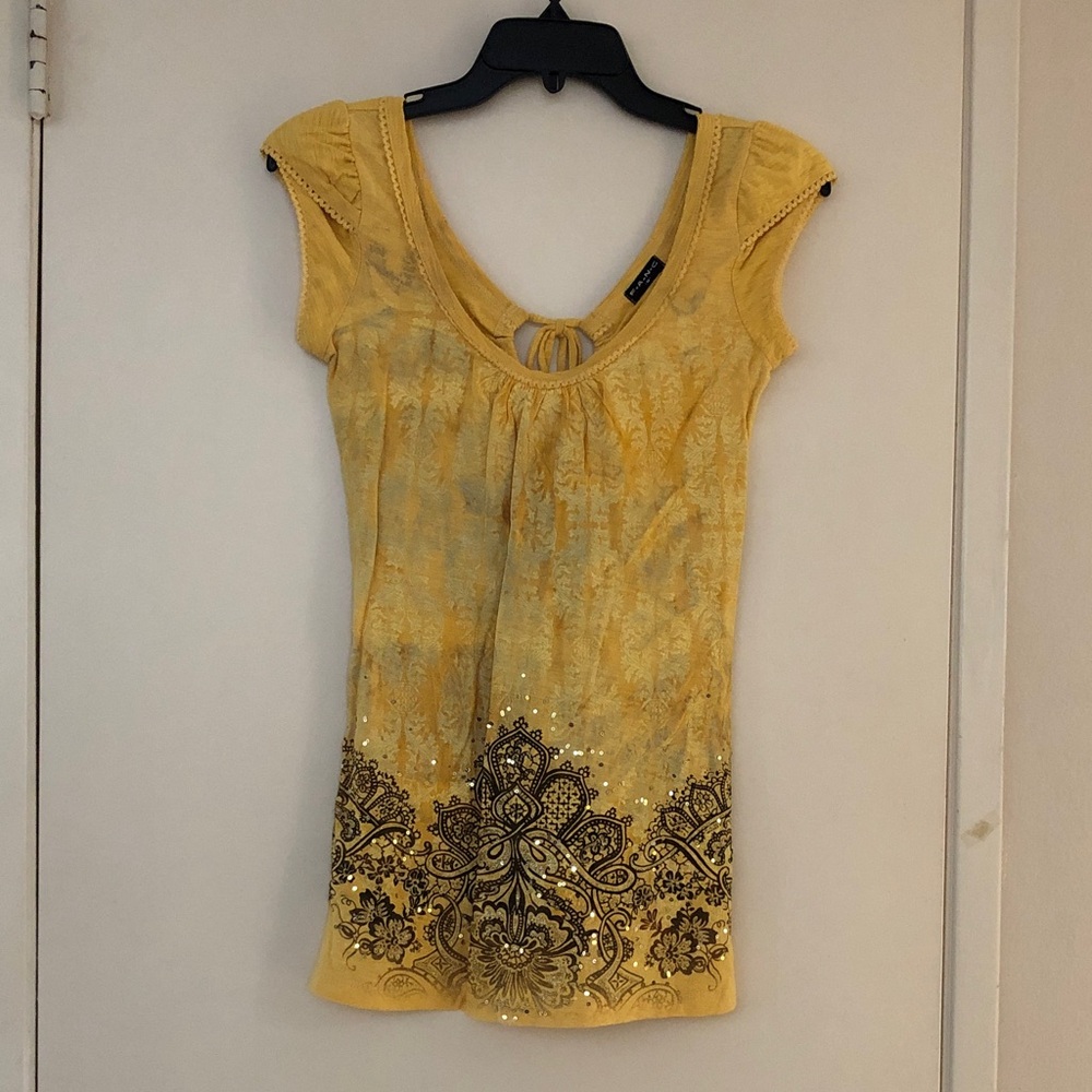 FANG Buttercup Yellow Embellished Women’s Scoop Neck Top! Keyhole tie back! M